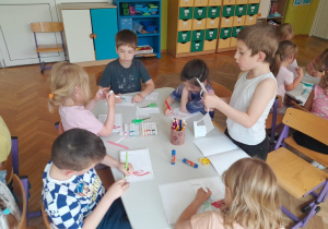 Dzieci przygotowują zaproszenia dla rodziców