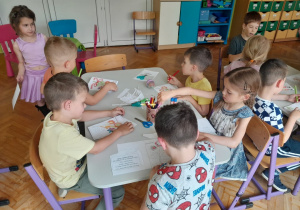 Dzieci przygotowują zaproszenia dla rodziców