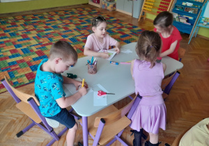 Dzieci przygotowują zaproszenia dla rodziców