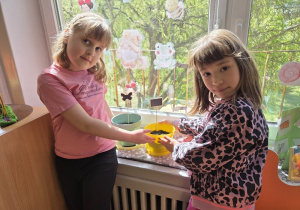 przedszkolaki sadzą nasiona warzyw i kwiatów