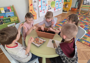 przedszkolaki sadzą nasiona warzyw i kwiatów