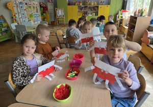 wykonanie flagi przez dzieci