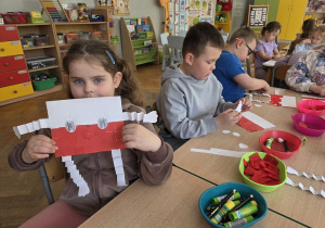 wykonanie flagi przez dzieci