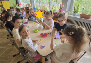 przedszkolaki wycinają kwiaty