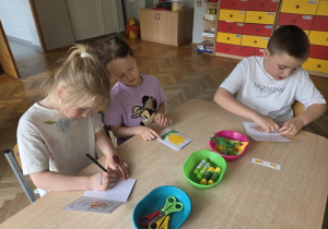 przedszkolaki tworzą zaproszenia