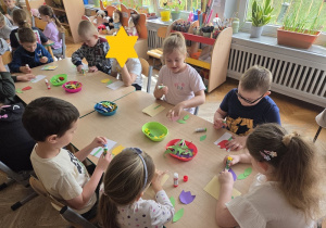 przedszkolaki wycinają kwiaty