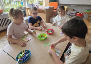 przedszkolaki tworzą zaproszenia