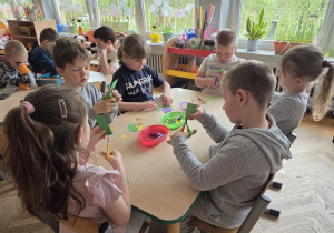 przedszkolaki tworzą zaproszenia