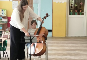 Dzieci grają na wiolonczeli