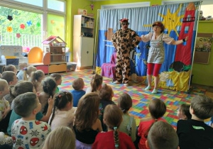 Dzieci oglądają teatrzyk