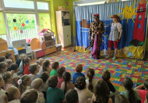 Dzieci oglądają teatrzyk