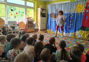 Dzieci oglądają teatrzyk