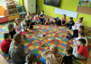 Dzieci oglądają kameleona i jaszczurki