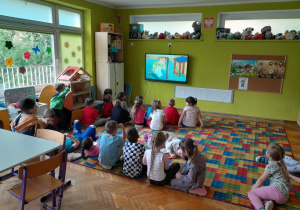 Dzieci oglądają bajkę edukacyjną
