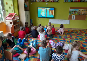 Dzieci oglądają bajkę edukacyjną