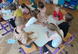 Dzieci kolorują kolejnego Czuciaka