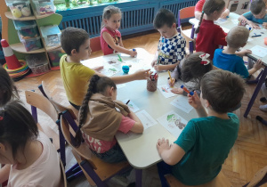 Dzieci kolorują kolejnego Czuciaka