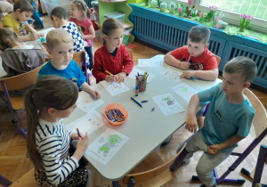Dzieci kolorują kolejnego Czuciaka