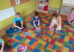 Dzieci ćwiczą orientację w kierunkach na kartce papieru