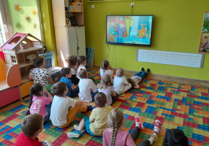 Dzieci oglądają bajkę edukacyjną