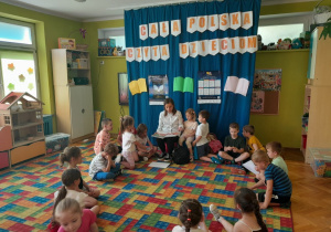 Dzieci słuchają czytanej książki