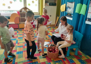 Dzieci otrzymują prezenty