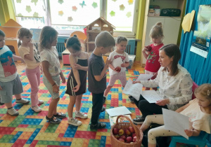 Dzieci otrzymują prezenty