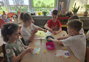 dzieci rysują portret swojej Mamy