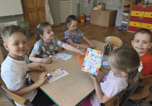 dzieci rysują portret swojej Mamy