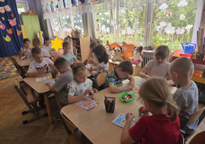 dzieci rysują portret swojej Mamy