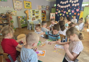 dzieci rysują portret swojej Mamy