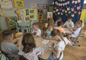 dzieci rysują portret swojej Mamy