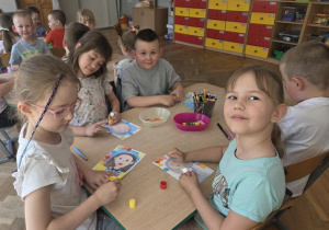 dzieci rysują portret swojej Mamy