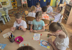 dzieci rysują portret swojej Mamy