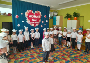 Dzieci podczas występu z okazji Dnia Mamy i Taty