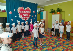 Dzieci podczas występu z okazji Dnia Mamy i Taty