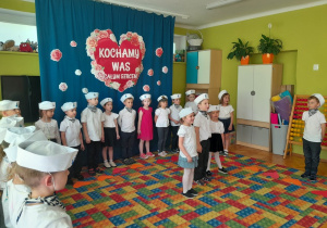 Dzieci podczas występu z okazji Dnia Mamy i Taty