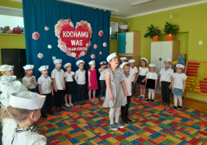 Dzieci podczas występu z okazji Dnia Mamy i Taty