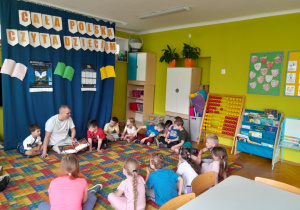 Dzieci słuchają czytanej książki