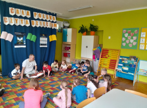 Spotkanie czytelnicze w ramach "Tygodnia Czytania Dzieciom" - pan psycholog