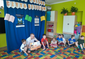 Dzieci słuchają czytanej książki