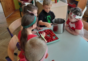 Dzieci przygotowują koktajl truskawkowy