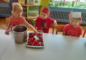 Dzieci przygotowują koktajl truskawkowy