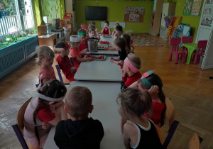 Dzieci przygotowują koktajl truskawkowy
