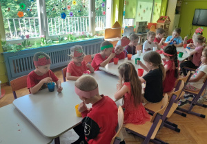 Dzieci piją koktajl truskawkowy