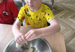 Chłopiec rozgniata banana