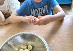 Chłopiec rozgniata banana
