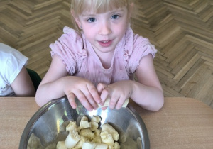 Dziewczynka rozgniata banana