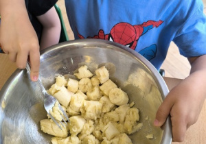 Chłopiec rozgniata banana