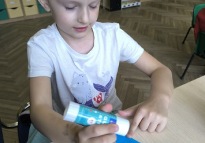 Dziewczynka wykonuje rakietę